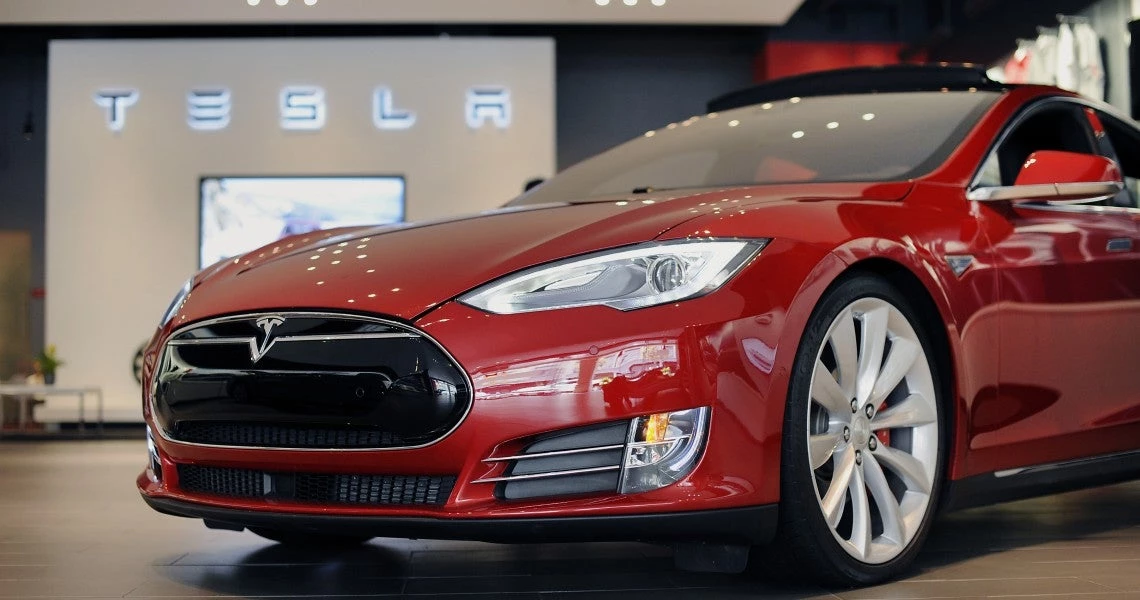 Υπερσύγχρονο Tesla έμεινε στην Εγνατία λόγο έλλειψης σταθμού φόρτισης